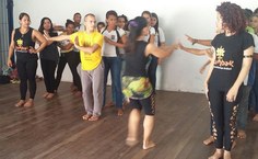 Alunos da Escola Bom Conselho participam de oficina com o grupo de dança tribal