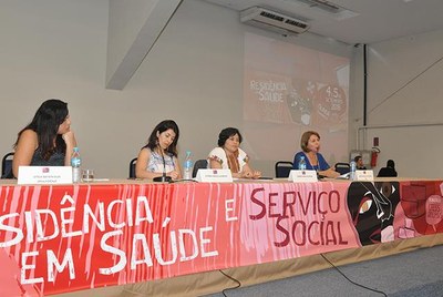 Reitora Valéria Correia participando da mesa (foto: comunicação/CFESS)