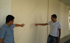 Engenheiros verificam rachadura na parede