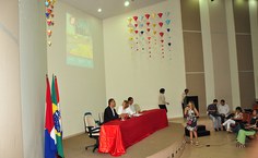 Assessora de comunicação da Ufal, Mércia Pimentel, durante apresentação da resvista #SomosTodosUfal