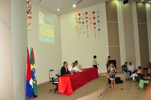 Assessora de comunicação da Ufal, Mércia Pimentel, durante apresentação da resvista #SomosTodosUfal