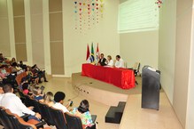 O vice reitor, José Vieira, e o pró reitor de Gestão Institucional, Flávio Domingos, integraram a mesa de abertura presidida pela reitora Valéria Correia
