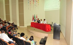 O vice reitor, José Vieira, e o pró reitor de Gestão Institucional, Flávio Domingos, integraram a mesa de abertura presidida pela reitora Valéria Correia