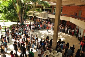 Novos estudantes da Ufal são recepcionados com café, música e informação