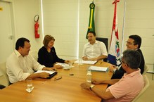 Renan Filho, recebeu, na manhã da última segunda feira (23), a reitora da Universidade Federal de Alagoas (Ufal), Valéria Correia, o diretor da Edufal,  presidente da Fapeal
