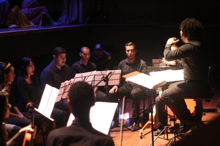 Além dos atores, a apresentação contou com a participação da Camerata da Ufal, com 14 integrantes e a regência do maestro Luiz Martins.