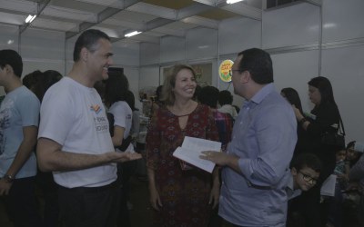 Reitora Valéria Correia, vice-reitor José Vieira e o diretor da Edufal, Osvaldo Maciel, comentam sobre os lançamentos da Editora Universitária (Fotos - Manuel Henrique)