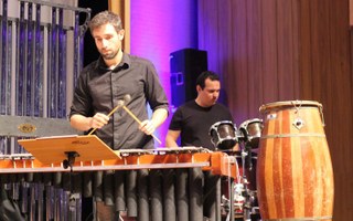 Grupo de Percussão da Ufal lota teatro e é aplaudido de pé