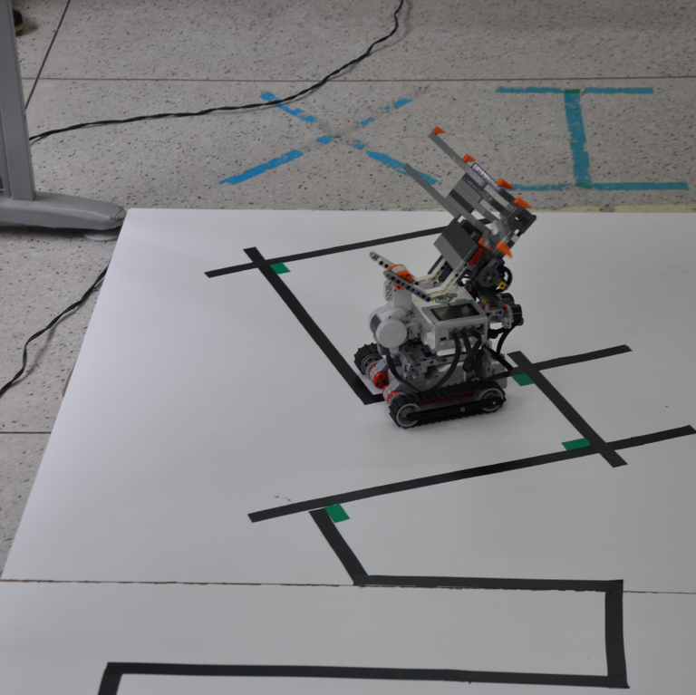 Robô desenvolvido por estudantes do Sesi