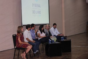Professor Élcio Verçosa recebe homenagem durante Seminário na Bienal