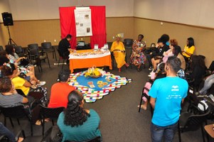 Professora lança livro sobre blocos afros de Salvador em roda de conversa na Bienal