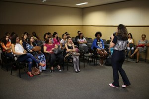 Professora Noemi Loureiro ensina Danças Circulares