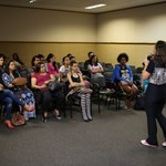 Professora Noemi Loureiro ensina Danças Circulares