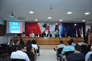 Reitora defende transporte universitário em reunião com prefeitos