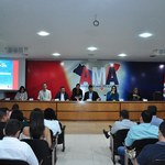 Reitora defende transporte universitário em reunião com prefeitos