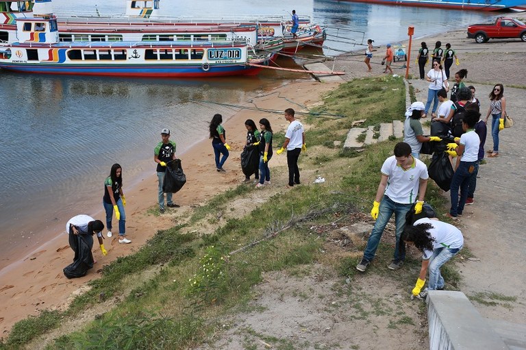 Estudantes do Ifal e da Ufal participam de limpeza simbólica das margens do Rio São Francisco(Foto   Paulo Accioly)