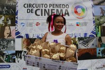 A professora Joseane dos Santos entrou no clima da Mostra de Cinema Infantil (Foto   Jônatas Medeiros)