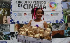 A professora Joseane dos Santos entrou no clima da Mostra de Cinema Infantil (Foto   Jônatas Medeiros)