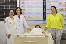 Jovânia Marques, Fátima Brito e Laís Miranda junto ao manequim feminino adquirido pelo curso de Enfermagem