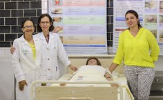 Jovânia Marques, Fátima Brito e Laís Miranda junto ao manequim feminino adquirido pelo curso de Enfermagem