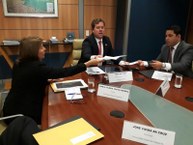 Reitora Valéria Correia entrega projetos ao ministro Max BEltrão