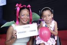 A pequena Izadora Andrade, de apenas 5 anos, veio pela primeira vez à Mostra de Cinema Infantil (Foto   Paulo Accioly)