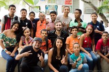 Augusto Moralez e as crianças do projeto social Na bas e da Cultura. Fotos: Marina Oliveira