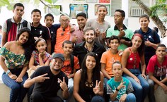 Augusto Moralez e as crianças do projeto social Na bas e da Cultura. Fotos: Marina Oliveira