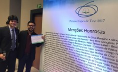 professor Abrãao apresentando o banner da tese