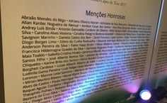 professor Abrãao apresentando o banner da tese