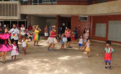 Crianças chegam à Reitoria após desfilar pelas ruas do Campus A