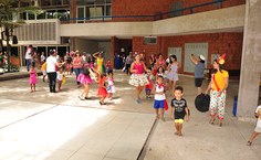 Crianças, pais e servidores pulam carnaval na Reitoria