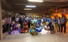 Gestores e professores com os integrantes do grupo