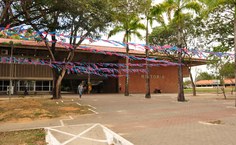 Pátio e hall da Reitoria ambientados para a Ufal cair na folia