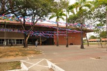 Pátio e hall da Reitoria ambientados para a Ufal cair na folia