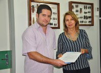 Elvan Nascimento, diretor do Biotério Central, e a reitora Valéria Correia, com o documento que ajusta o horário de funcionamento