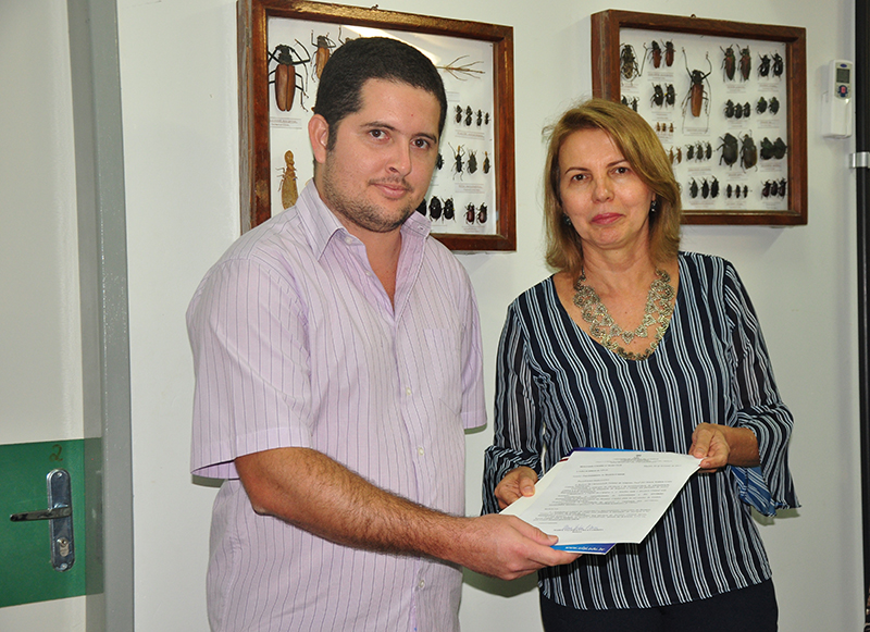 Elvan Nascimento, diretor do Biotério Central, e a reitora Valéria Correia, com o documento que ajusta o horário de funcionamento