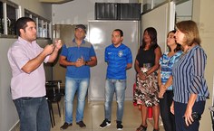 Servidores do Biotério e a reitora Valéria Correia