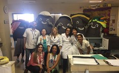 Mascotes da campanha circularam nos setores do hospital