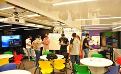 Alunos em atividade prática no Hack a Truck