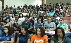 Auditório lotado para acompanhar o debate