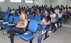 Estudantes e professores durante palestra de abertura do EECM