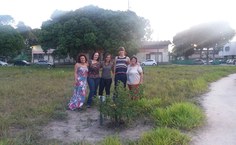 Regina Coeli (blusa clara), coordenadora do projeto de extensão Bosque em Defesa da Vida