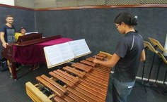 Augusto Moralez e seus alunos de percussão da ETA