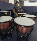 Instrumentos de percussão, a exemplo do típano, estão à disposição dos alunos