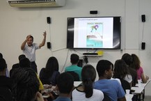 Professor Valmir Pedrosa aconselha alunos