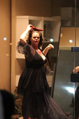 Isabelle Pita em apresentação na vitrine na loja Caleidoscópio, durante a primeira temporada do espetáculo | nothing