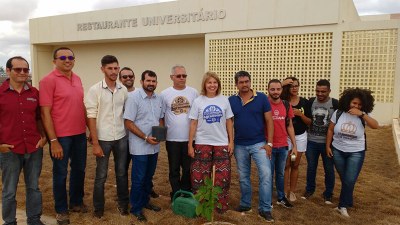 Reitora com docentes, técnicos e discentes de Agronomia responsáveis pelas mudas e organização do plantio