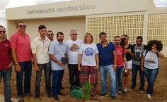 Reitora com docentes, técnicos e discentes de Agronomia responsáveis pelas mudas e organização do plantio