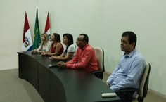 Professor Elton Casado (de azul) na mesa de abertura do seminário